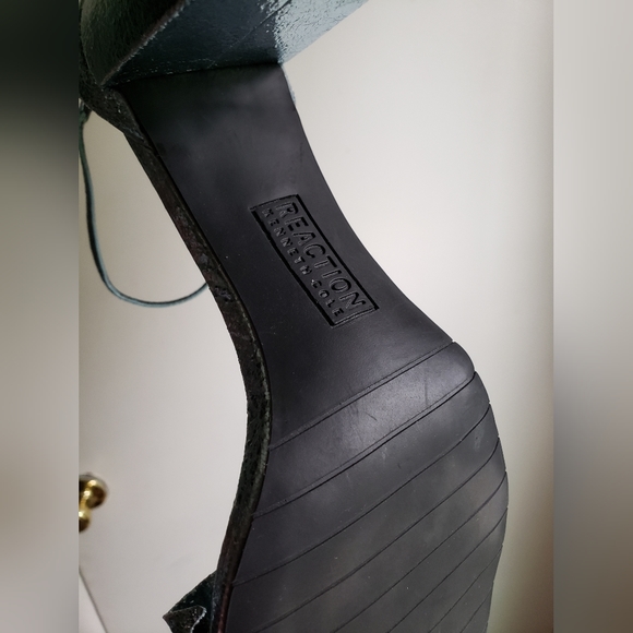 NWOT Kenneth Cole ruffled blue sparkle heels - Picture 6 of 16